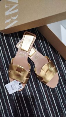 Тапочки от бренда Zara