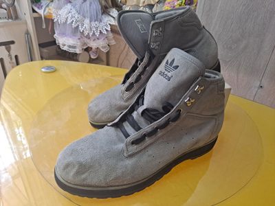 Продаю кроссовки "Adidas" ,б/у размер -43 . Цена- 500.000 сум.