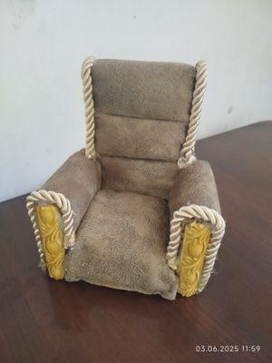 Qoʼlbola kichkina yumshoq mebel