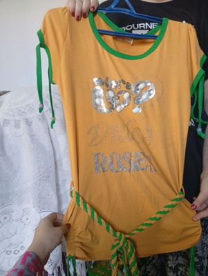Sariq rangli futbolka