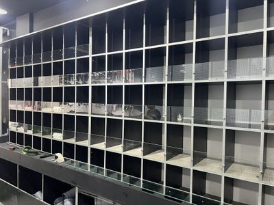 Santexnika maxsulotlari uchun vetrina mebeli