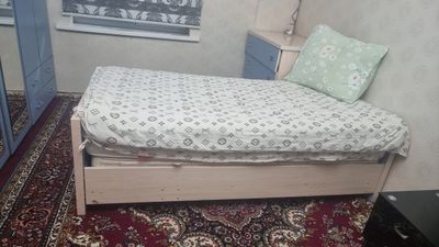 1 kishilik krovat yaxshi holatda 1ta matras bnilan