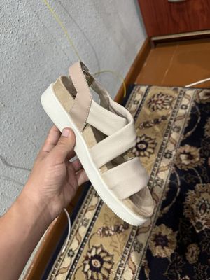 Сандалий женские