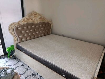 Yumshoq spalniga divan. 1 oy ishlatilgan.