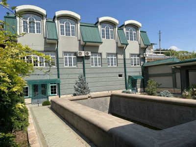 Продаётся участка Учкахрамон Парвоз 7 соток фасад 18 м 3 этаж