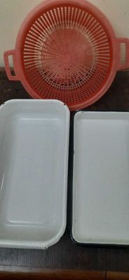 Продаются формы эмалированные. Дуршлаг красный.