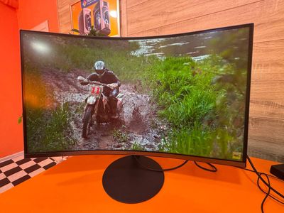 Продаётся монитор Samsung 32" Curved