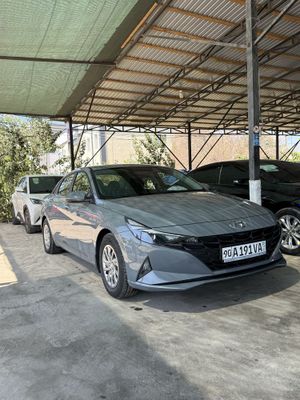 Hyundai elantra sotiladi