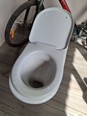 Унитаз с бачком.