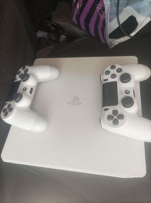 Playstation 4 silm 2 TB