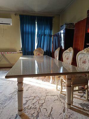 стол и стулья