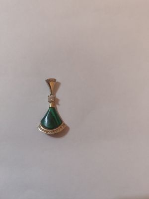 Золотой кулон с камнем малахит