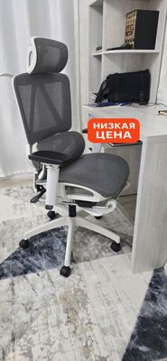 Эргономичное кресло с сеткой и подголовником — белое