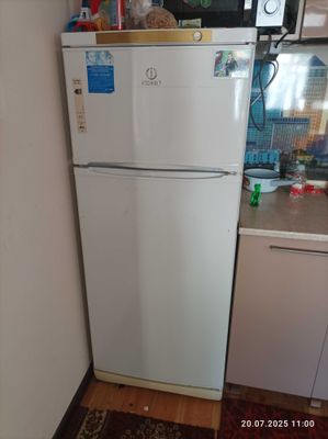 Холодильник б/у indesit в хорошем состоянии