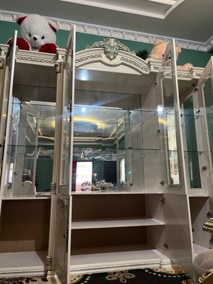 Сервант 2 та сандиги билан сотилади