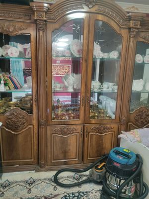 ichidagi idishlari bilan birga sotiladi mebel