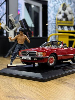 Коллекционная модель 1:18 bruce lee