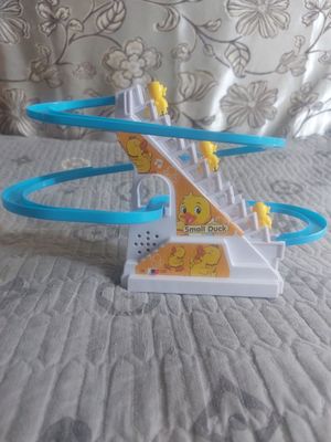 Детская игрушка уточки на горке