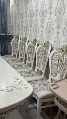 Stol va 12 ta stul.Holati a’lo darajada, sifatli.