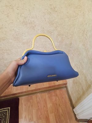 Original BVLGARI ko‘k sumka, oltin rangli tutqichli, nafis va hashamat