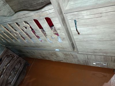 Detiski kravat tagi tortmali yoni shkaf holati yaxshi