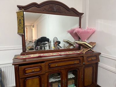 Комод с большим зеркалом и шкафчиками