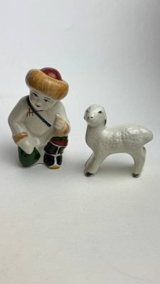Фарфоровая статуэтка мальчик монгол с барашком компоект