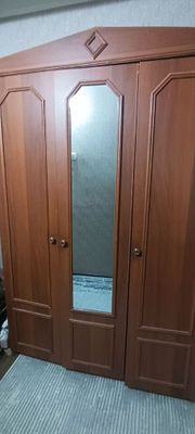 Kiyimlarni ilish uchun mo’ljanlangan shkaf