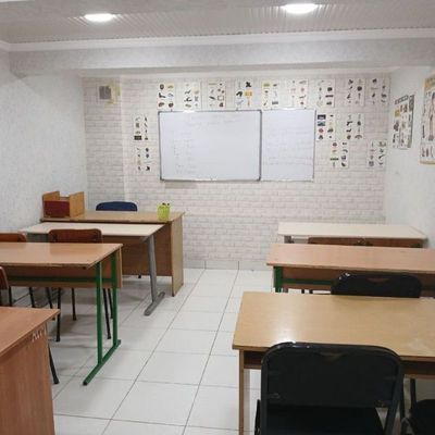 Oʻquv markazidagi oarta va stullar sotiladi