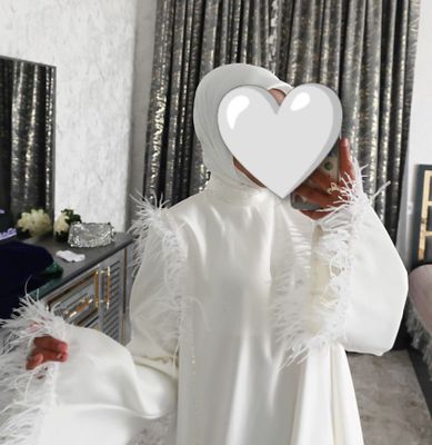 Oq abaya koyne sotiladi. hijobli qizlaga juda mos