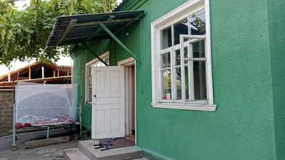 Srochna Olmaliq shahrida xovli uy sotiladi