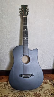 Gitara yangi va judayam yaxshi musiqa asbobi
