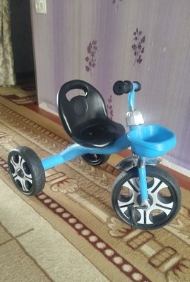 Трёхколёсный детский велосипед