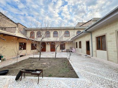 4 sotixli 2 qavat qilib qurilgan hovli sotiladi.