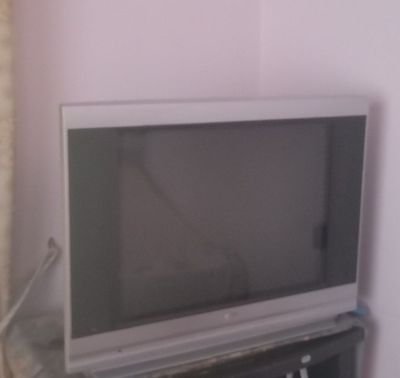 Televizor sotiladi