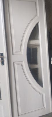1 yangi eshik 2 ta deraza sotiladi