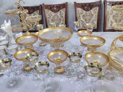 zarhal chiroyli idishlar to'plami sotiladi