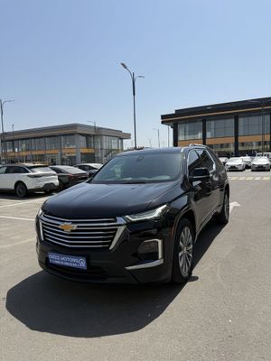 Traverse 2023 kraskasi yengide turgan moshina