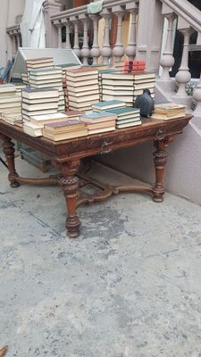 Продаеться антикварный стол