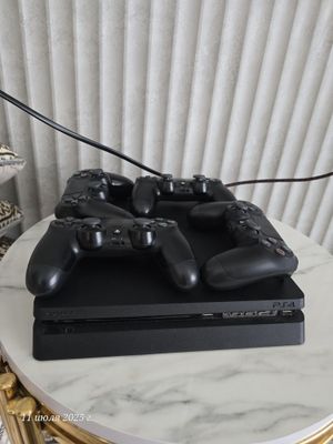 Playstation 4slim 1TB +4джоистика 22игры