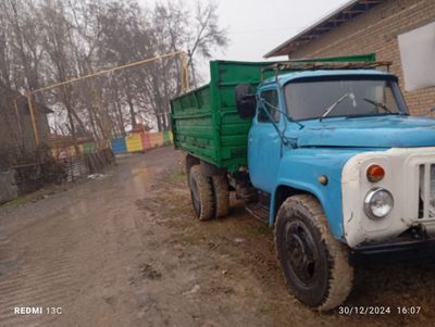 Zil 53 yuk kuzofi koʻtariladi yuk toʻkishda.