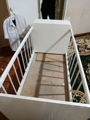 yosh bolalar krovatchasi