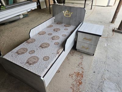 Кровать и тумбочка