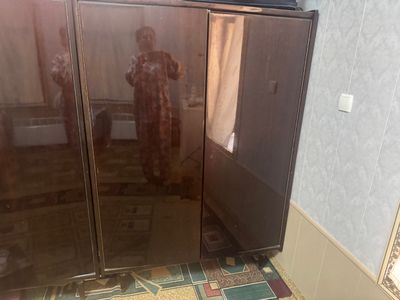 Продается шифонер с 2 кроватями и тумбочками.