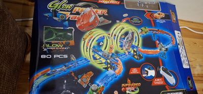 Гоночная трасса Hot wheels. Светящаяся с двумя машинками.