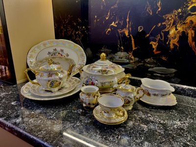 Роскошный сервиз из 20 или больше предметов с золотой отделкой –фарфор