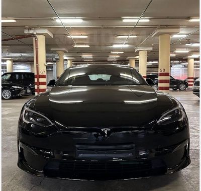 Tesla model S qora rang