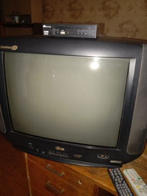 Теливизер LG в рабочем состоянии.
