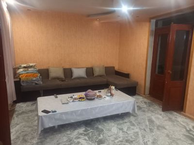 Arzon Srochna ijaraga 1 xona 2 ta qiz yoki ayol kishi qoyiladi
