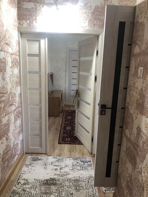 Arenda 1 xonalik 5 etaj Yunusobod 19 kv qariyalar uyini oldida